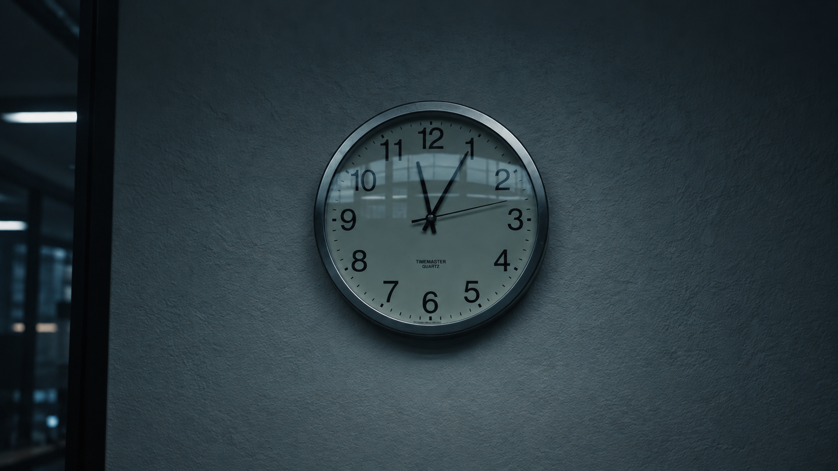 Reloj de oficina en pared azulada.png