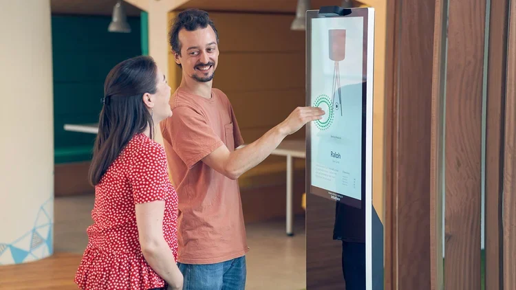 couple-touchless-product-exploration.webp