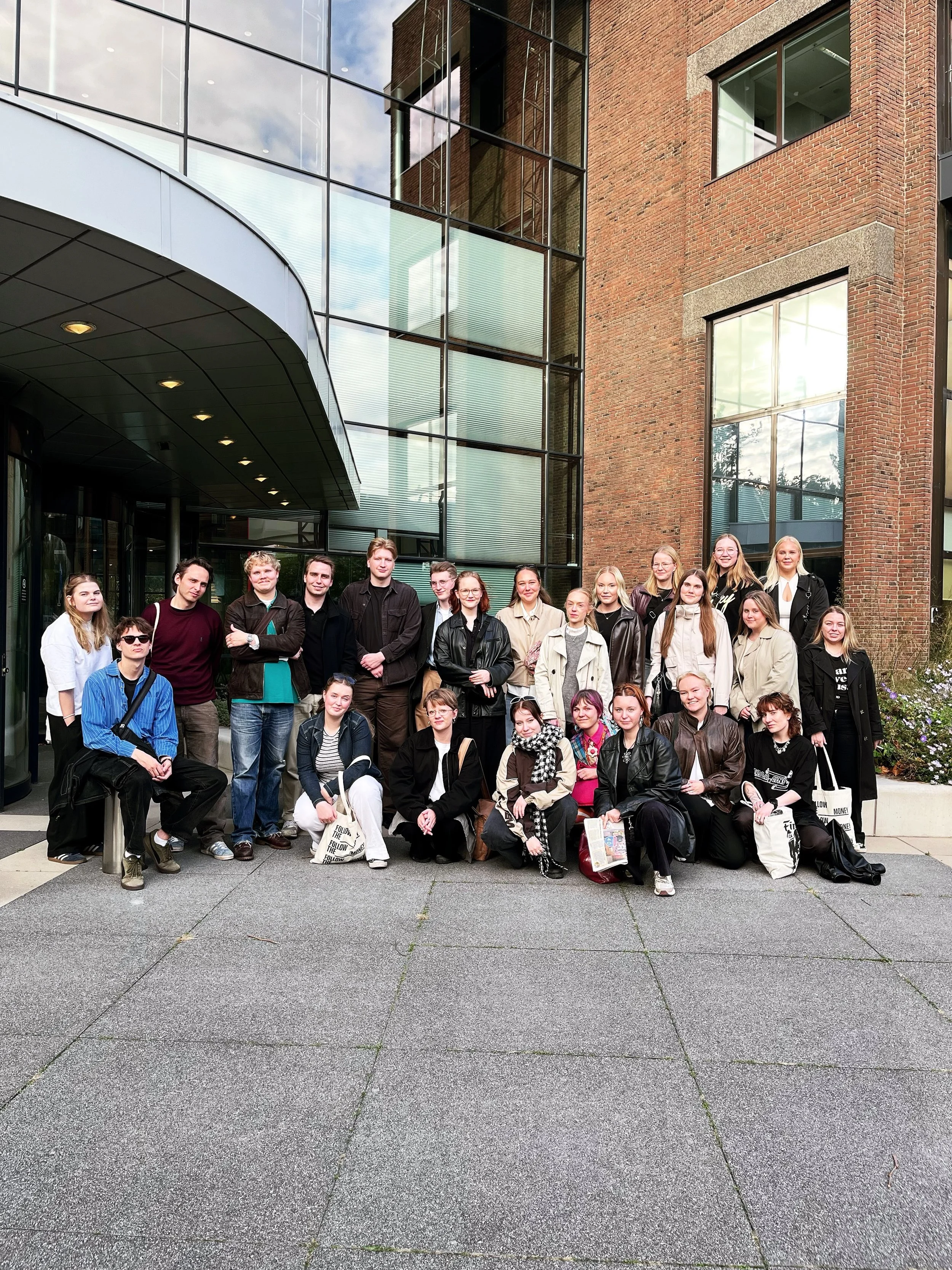 Terveisi&auml; Amsterdamista!🧡 Viime viikolla 26 vostokkia teki ekskursion Amsterdamiin, jossa ohjelmassa oli muun muassa tutustumista Hollannin mediakentt&auml;&auml;n. Reissun aikana toimitusvierailukohteita olikin jopa 4 erilaista: iltap&auml;iv&