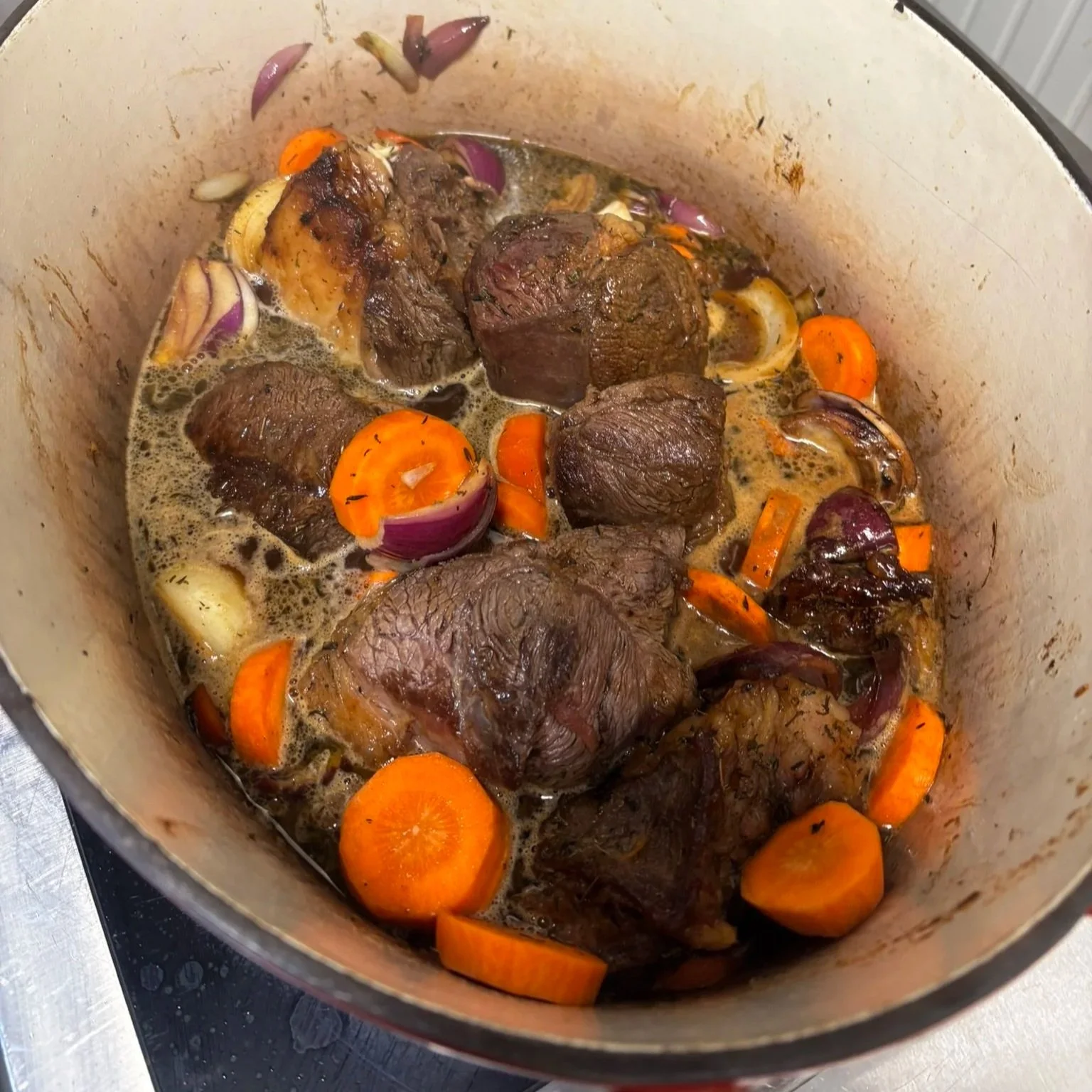 Cocotte avec Paleron de boeuf au miel, carottes et oignons rouges