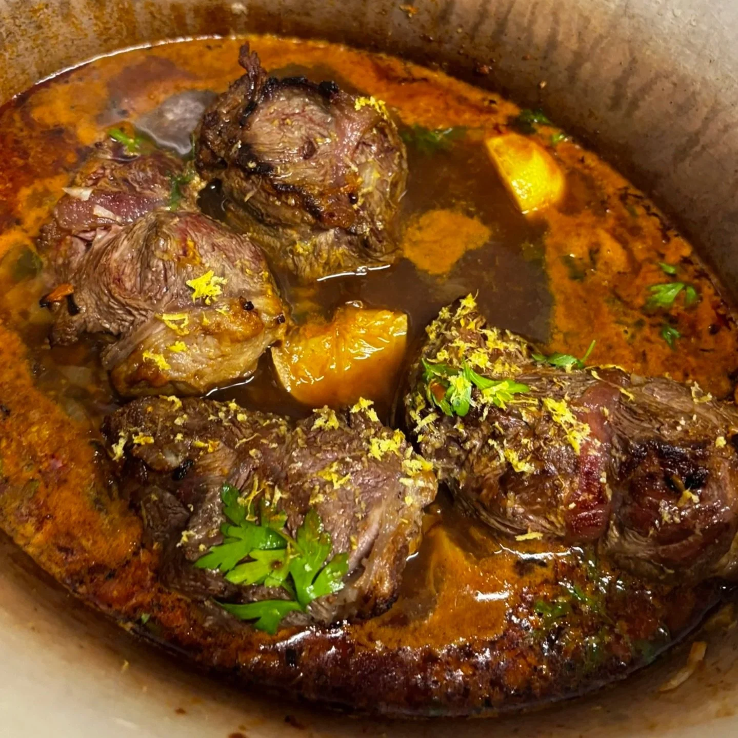 Cocotte avec Paleron qui mijotte, citron confit et herbes fraiches