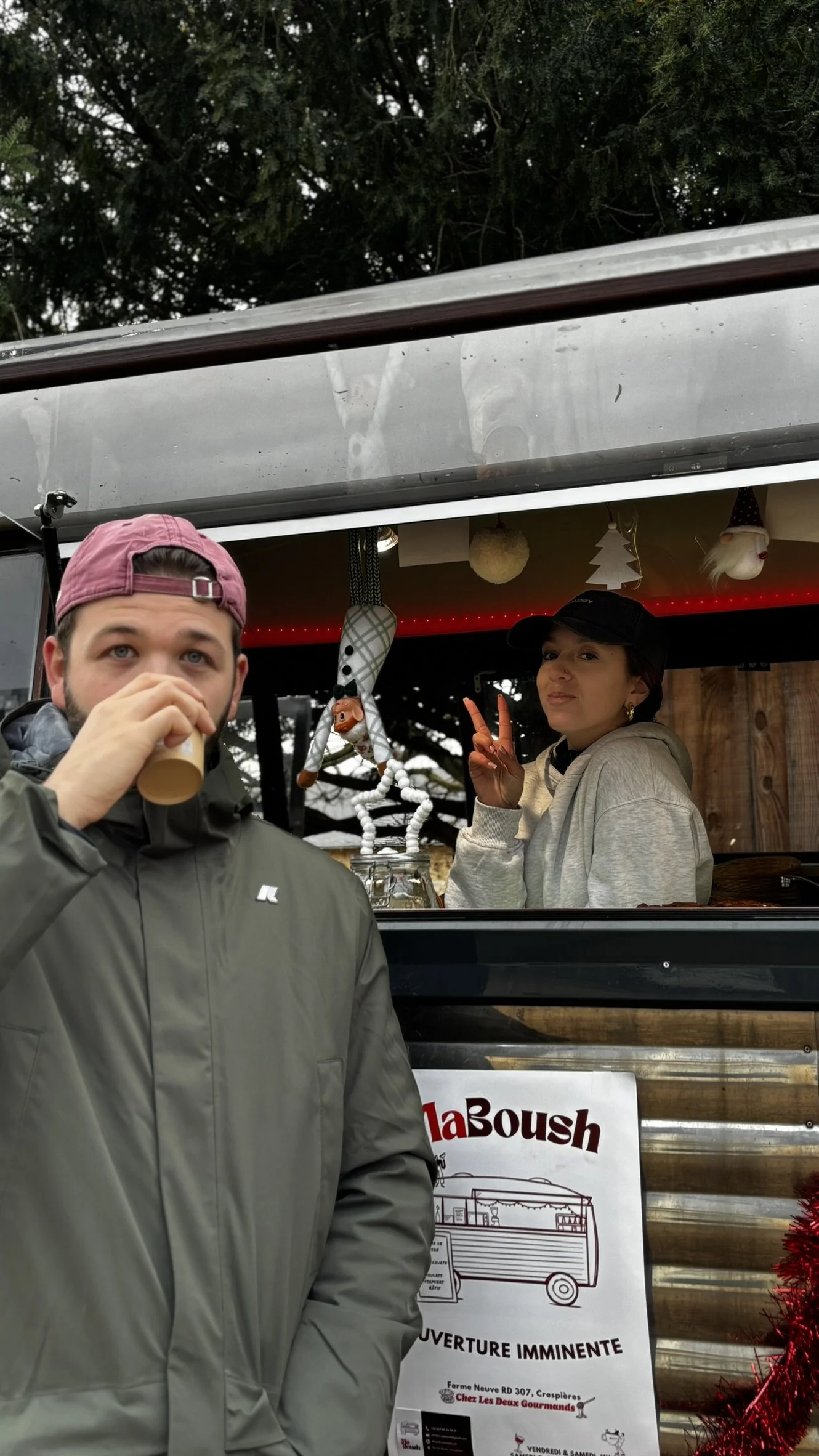 Personnel au Foodtruck décoration de Noël et volailles festives