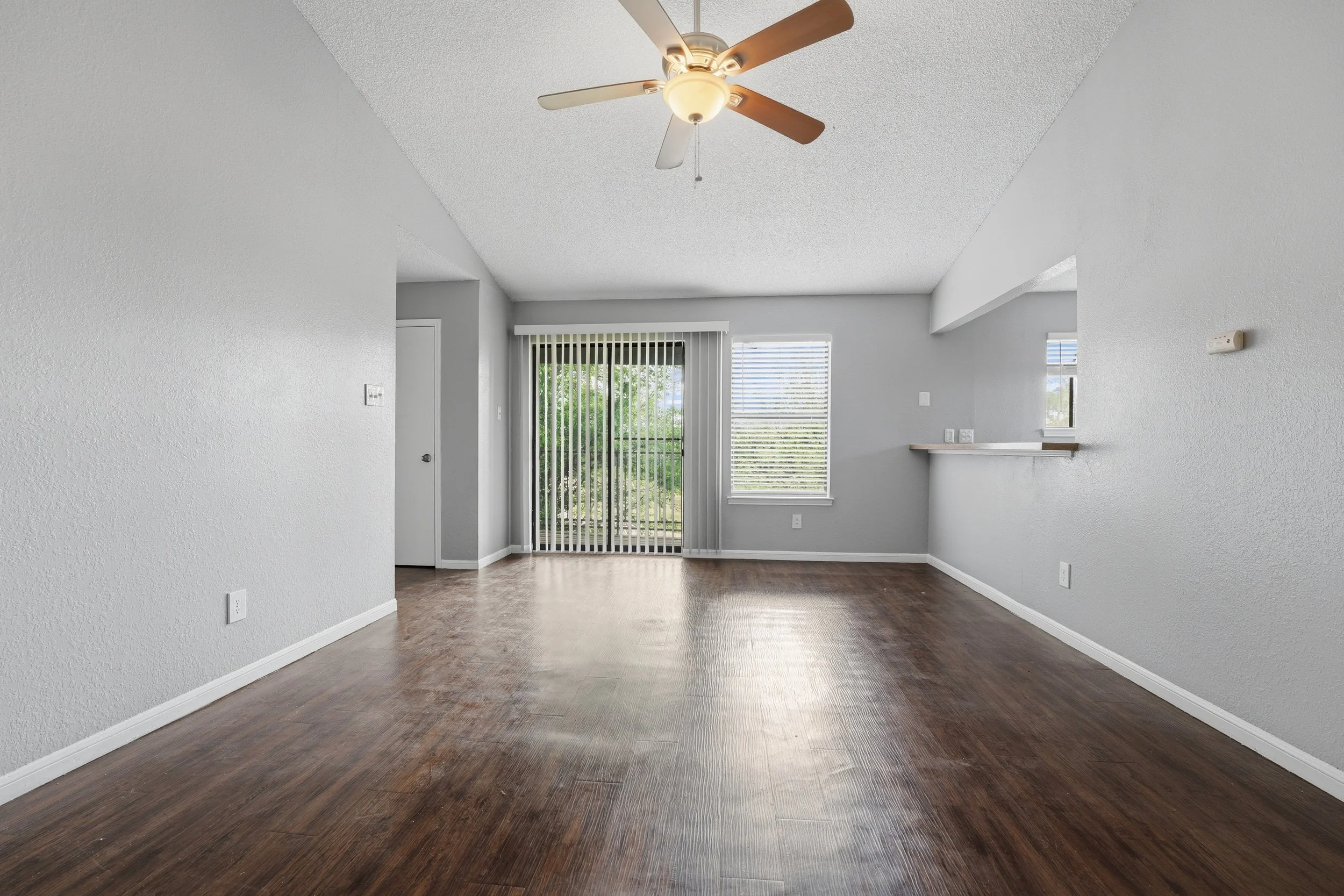 02_3707_Buffalo_Springs_Trail_Georgetown_TX_78628-Living_room-DSC00294.jpg