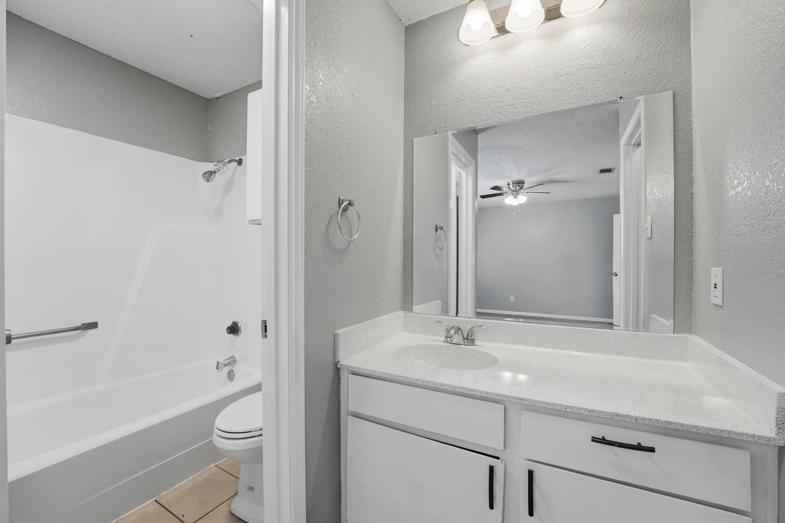15_3707_Buffalo_Springs_Trail_Georgetown_TX_78628-Bathroom-DSC00345.jpg