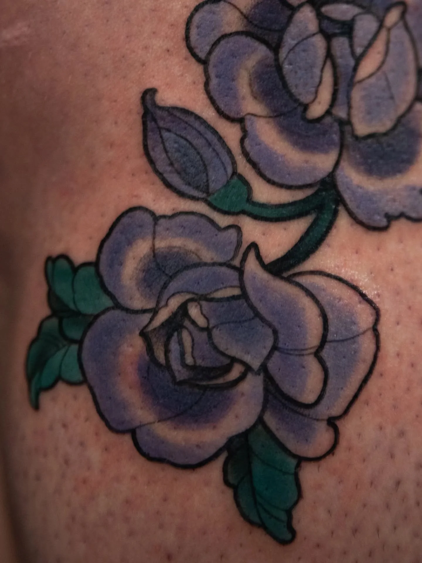 Flowers, flails and stars from this week. Some healed, some fresh ❇️⛓️&zwj;💥🌟 someone hit me up for a floral flail with stars pls. 

 thank you to everyone who gets tattooed 💙 it still blows my mind that I get to do this as my job wtf 

Projects b