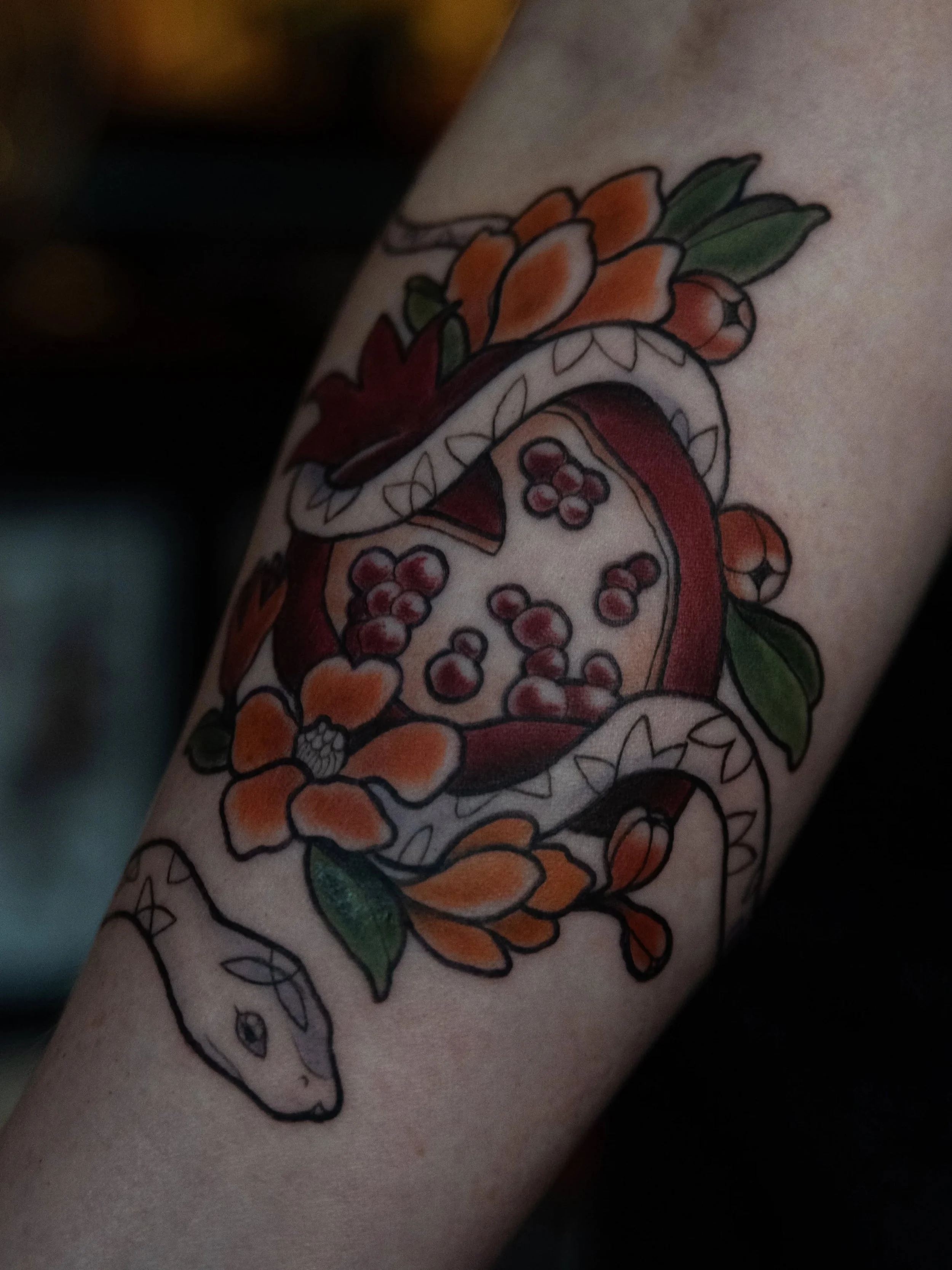 Custom Pomegranate and snake for Haven 🐍 thank you for being so rock steady 

Hard as fuck to get a photo of how this wraps, and i can't believe we got this on the first stencil 🌝

They originally came to me for this heart pomegranate flash I had f