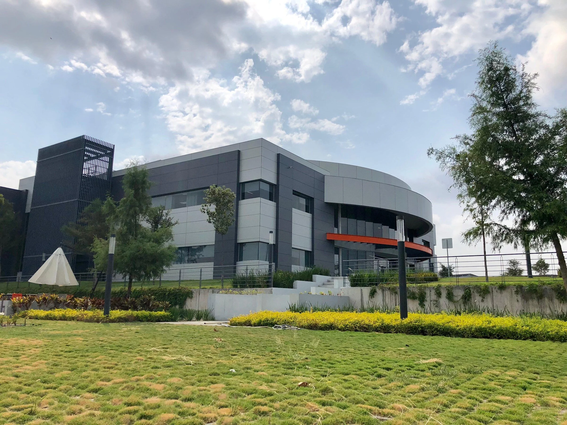 Exterior del corporativo de Grupo Transportes Monterrey en Escobedo, Nuevo León.