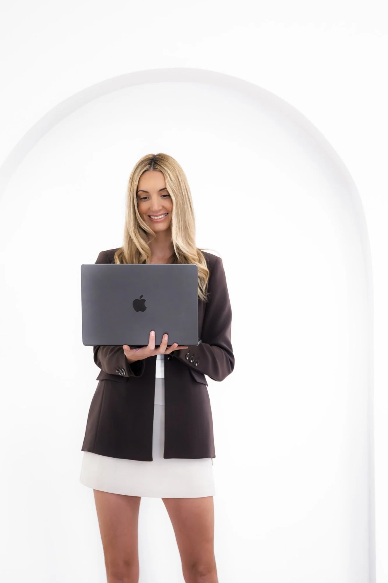 Sophie Perichová with a laptop
