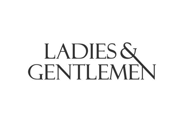 Tekst: "Ladies & Gentlemen" på en sort bakgrunn