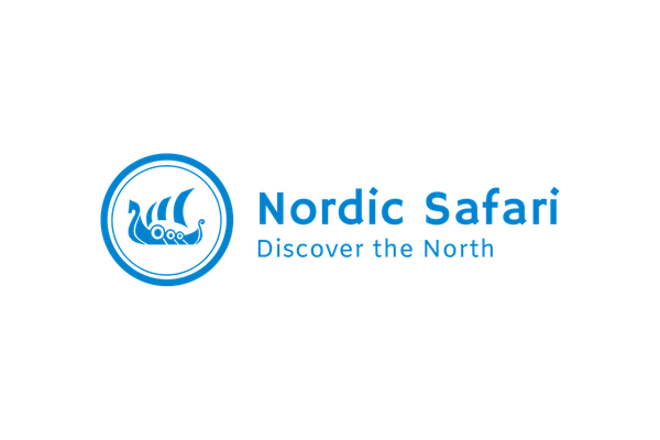 Nordic Safari logo med en blå drageskulptur inni en sirkel og teksten "Nordic Safari" og "Discover the North".