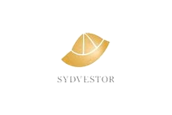 En logo med en sitrusfrukt i gullfarge og teksten "SØMAKERETORISK" under.