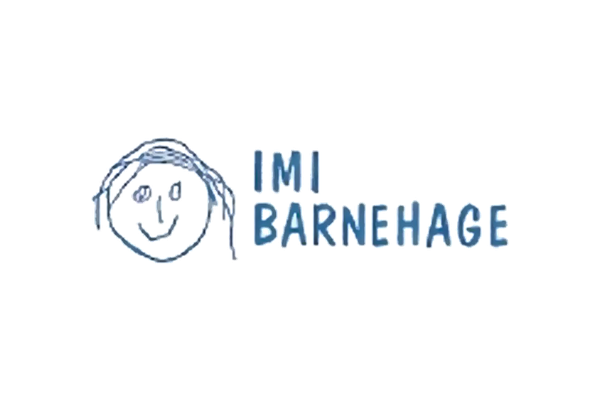 Logo for IMI Barnehage med en tegneserieaktig smilende nattøy-dukke og teksten 'IMI BARNEHAGE'.