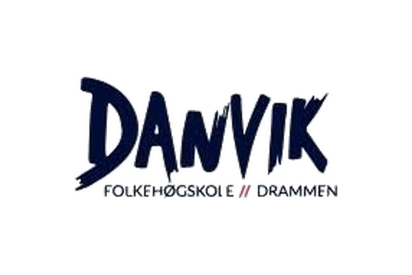 Logo for Dammek, Forskretskoret i Drammen, med blå og svarte bokstaver.