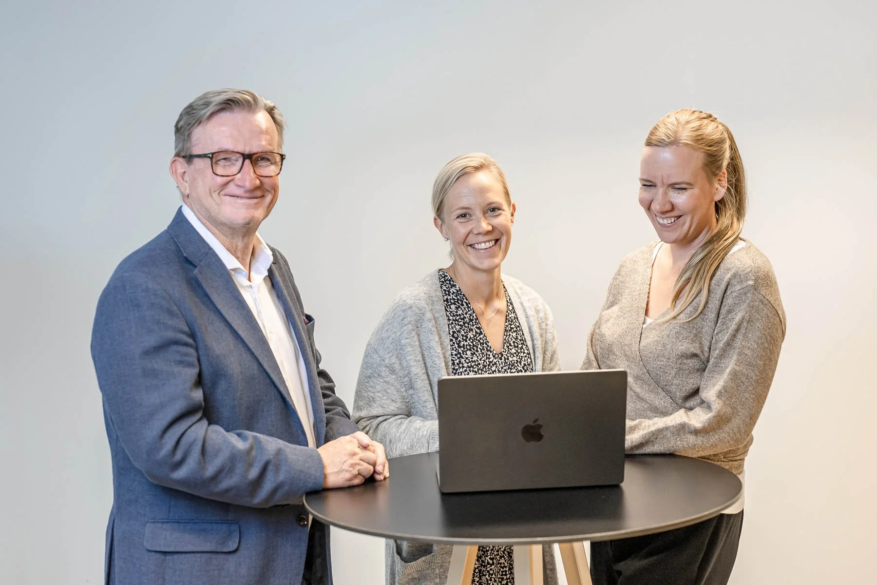 Helsinki Sales Academyn henkilöt hymyilemässä ja katsomassa kameraan.