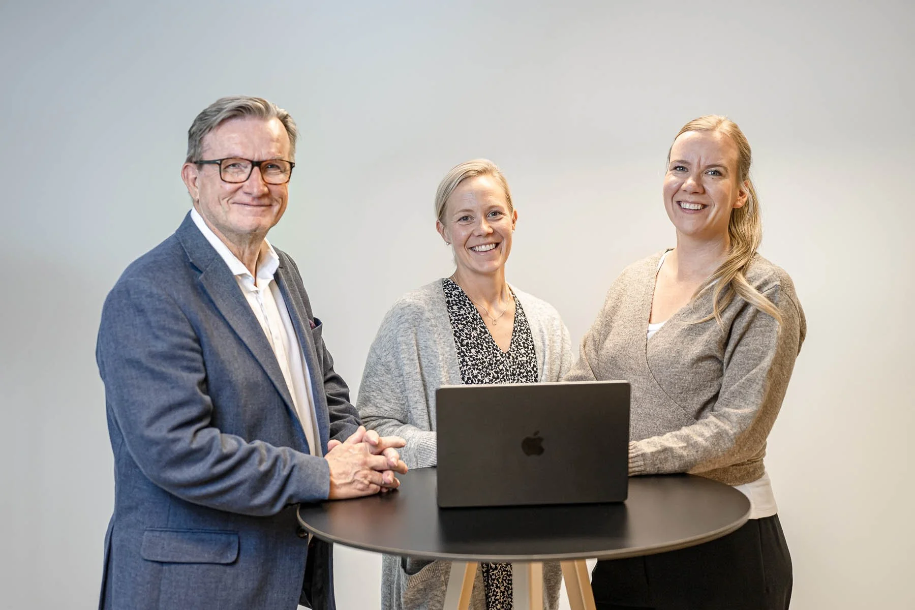 Helsinki Sales Academyn henkilöt hymyilevät kameralle toimistossa.