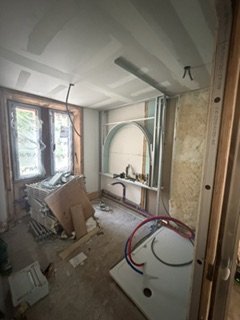 Travaux de rénovation intérieure par AD Renov' : pose de plaques de plâtre, création de la niche arrondie en placo plâtre, rénovation électrique pose du carrelage sol et mur.