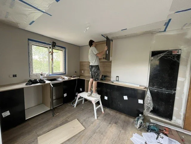 Rénovation intérieure : isolation, faux plafond, cloisons BA13, peinture, parquet et installation de cuisine par AD Renov'