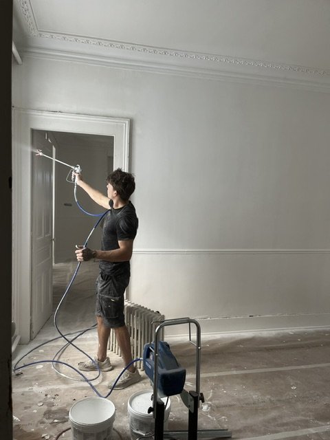 Reprise des enduits, ratissage, ponçage et mise en peinture des murs par AD Renov