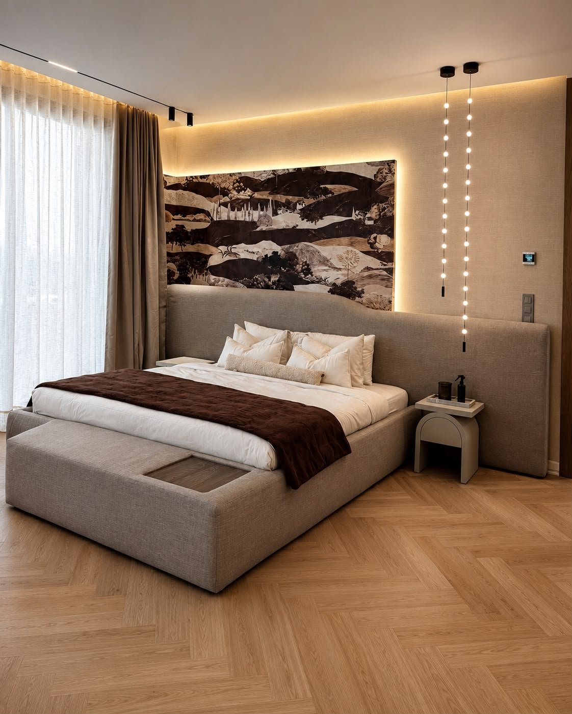Chambre moderne avec un lit king-size, un tableau noir et blanc représentant un paysage, un éclairage LED chaud, une table de chevet avec des objets, et des rideaux transparents devant une grande fenêtre.