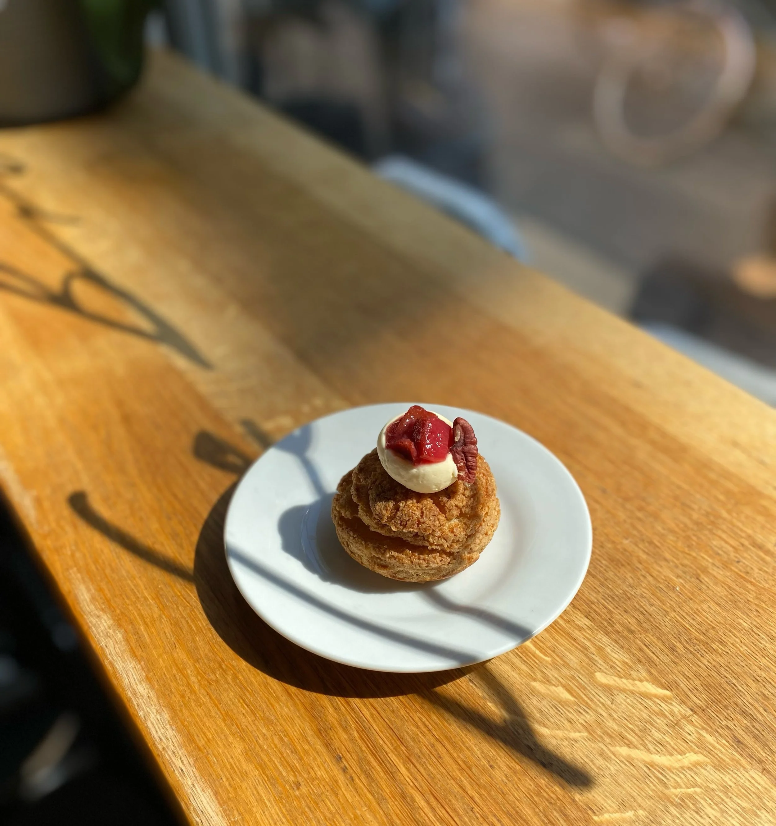 Wir begr&uuml;&szlig;en den Sp&auml;tsommer mit unserem neuen Zwetschgen Cardamom Choux mit Pekannuscrumble ab Mitte n&auml;chster Woche.
Und verabschieden dieses Wochenende unsere beiden Sommersorten, das Erdbeertartelett und das Blaubeertartelett, 