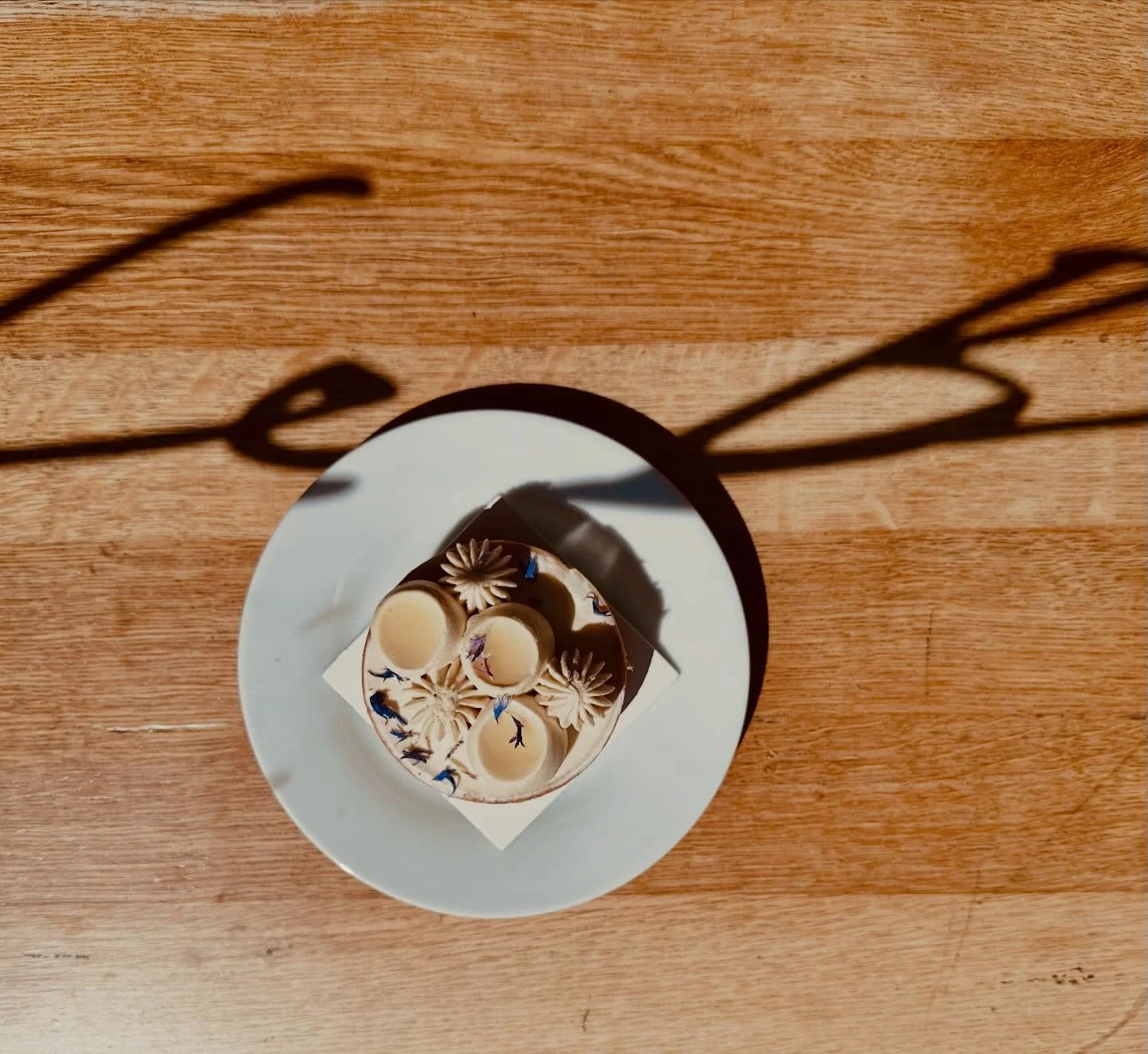 Earl Grey and Bergamot, a flavour of sophistication.

#berlin #patisserie #coffeetime #bakery