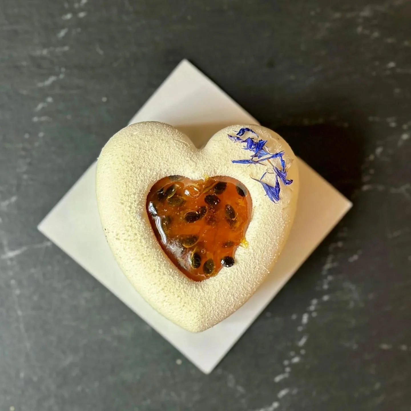 Our little ode to love:

coconut mousse, passionfruit filling, coconut crunch, passionfruitcoulis on a delicious coconut base 

Come try our valentine's day special starting tomorrow! 🤎
(for a limited time only)

Unsere kleine Ode an die Liebe: 

Ko