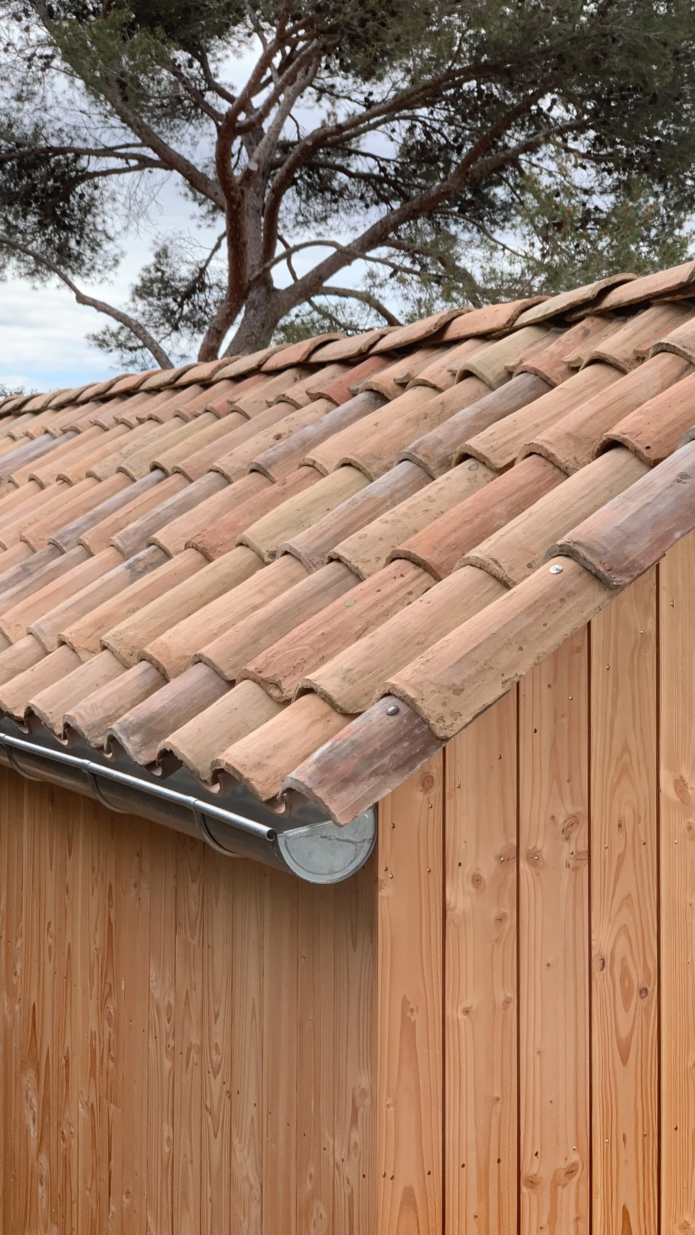 Conception et réalisation d'une maison en bois CLT, type Tiny House.
Détail toiture en tuile anciennes
Projet SK
Lieu: Aurons