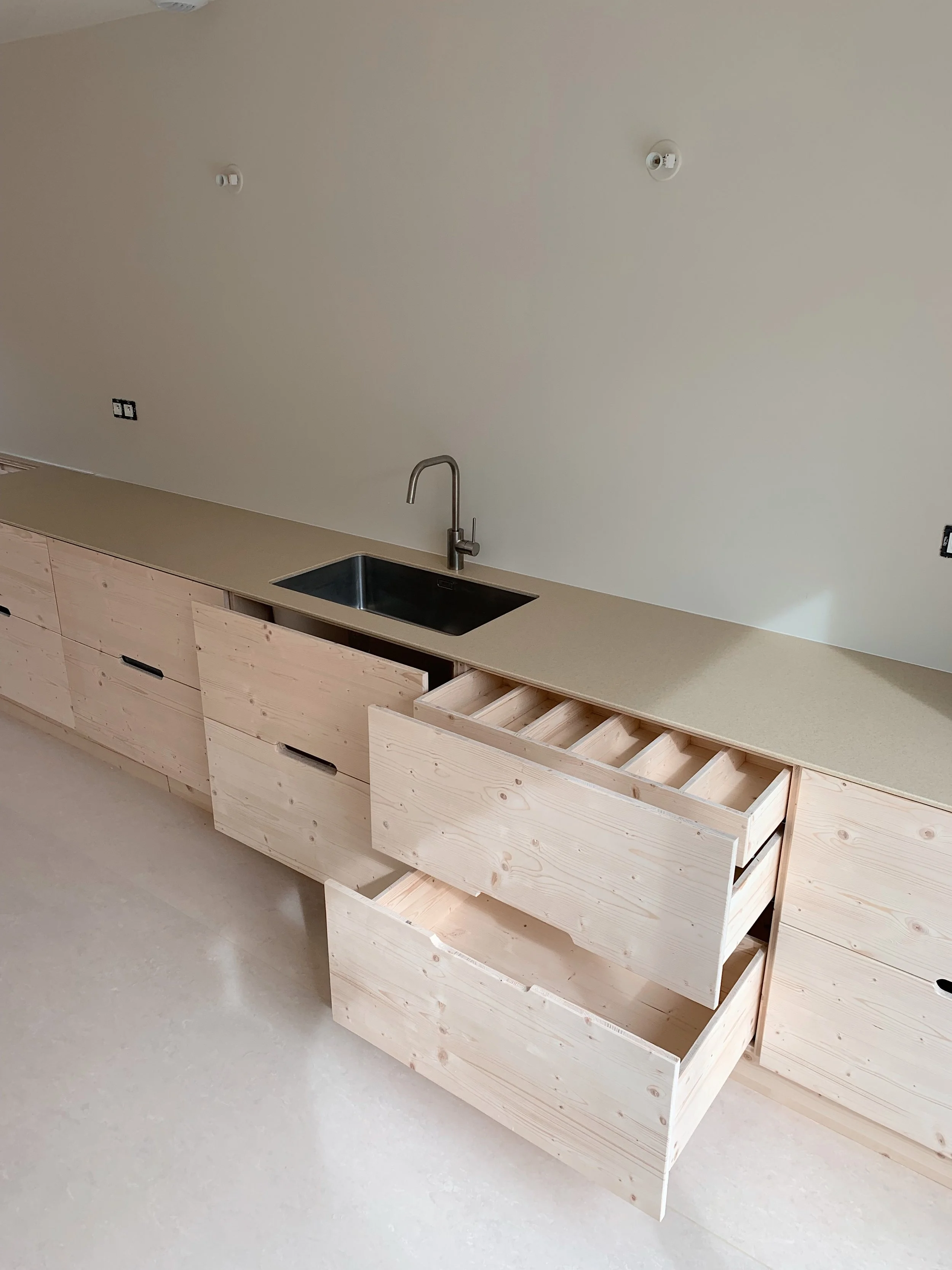 Conception et réalisation d'une cuisine sur mesure en épicéa.
Projet SEV
Lieu: Coudoux