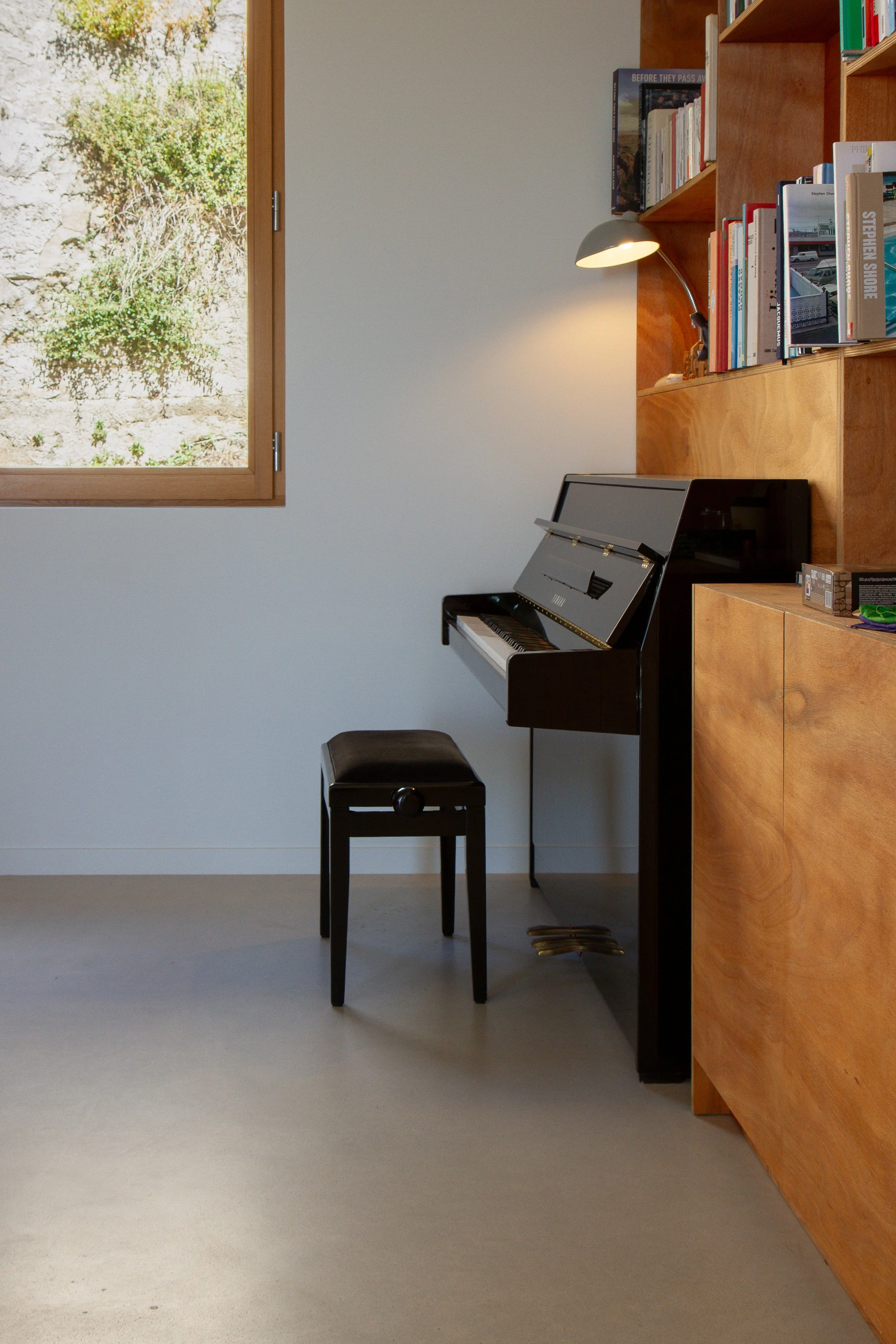 Espace piano et bibliothèque sur mesure par Alexandre Reignier