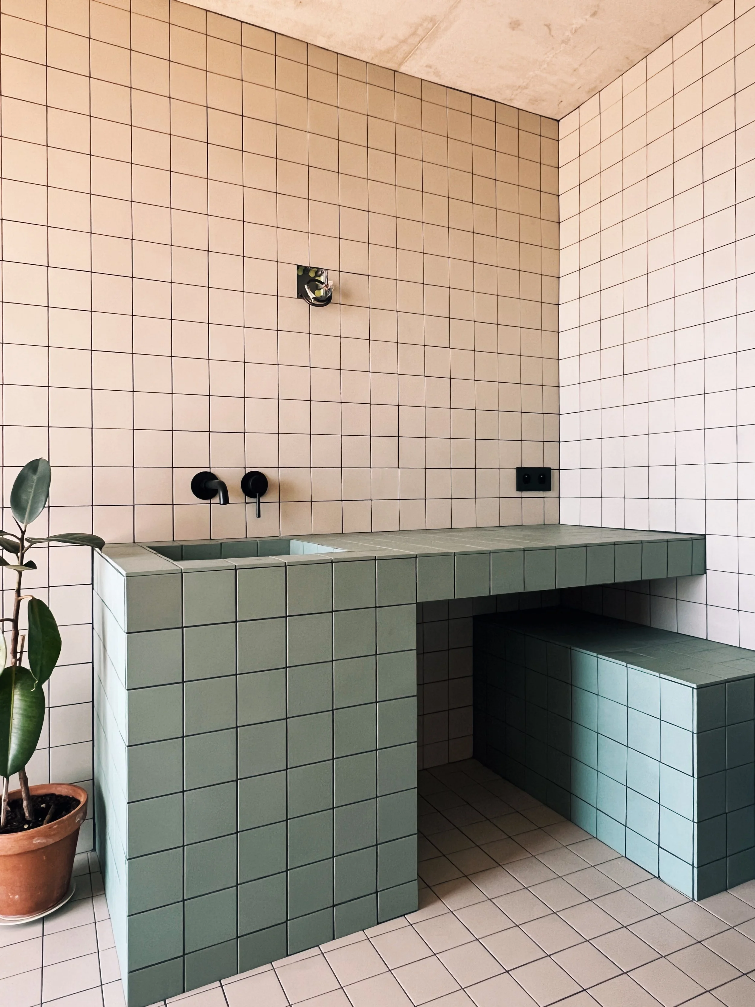 Rénovation d'une maison à Marseille, salle de bain et lavabo carrelés
Projet MF
Lieu: Marseille