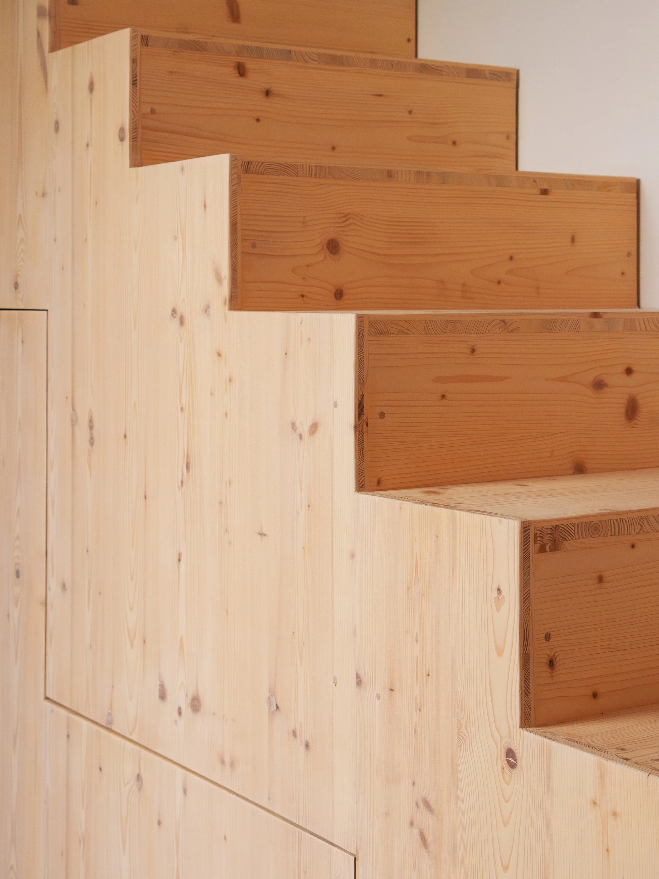 Escalier en bois, minimaliste et sur mesure par Alexandre Reignier