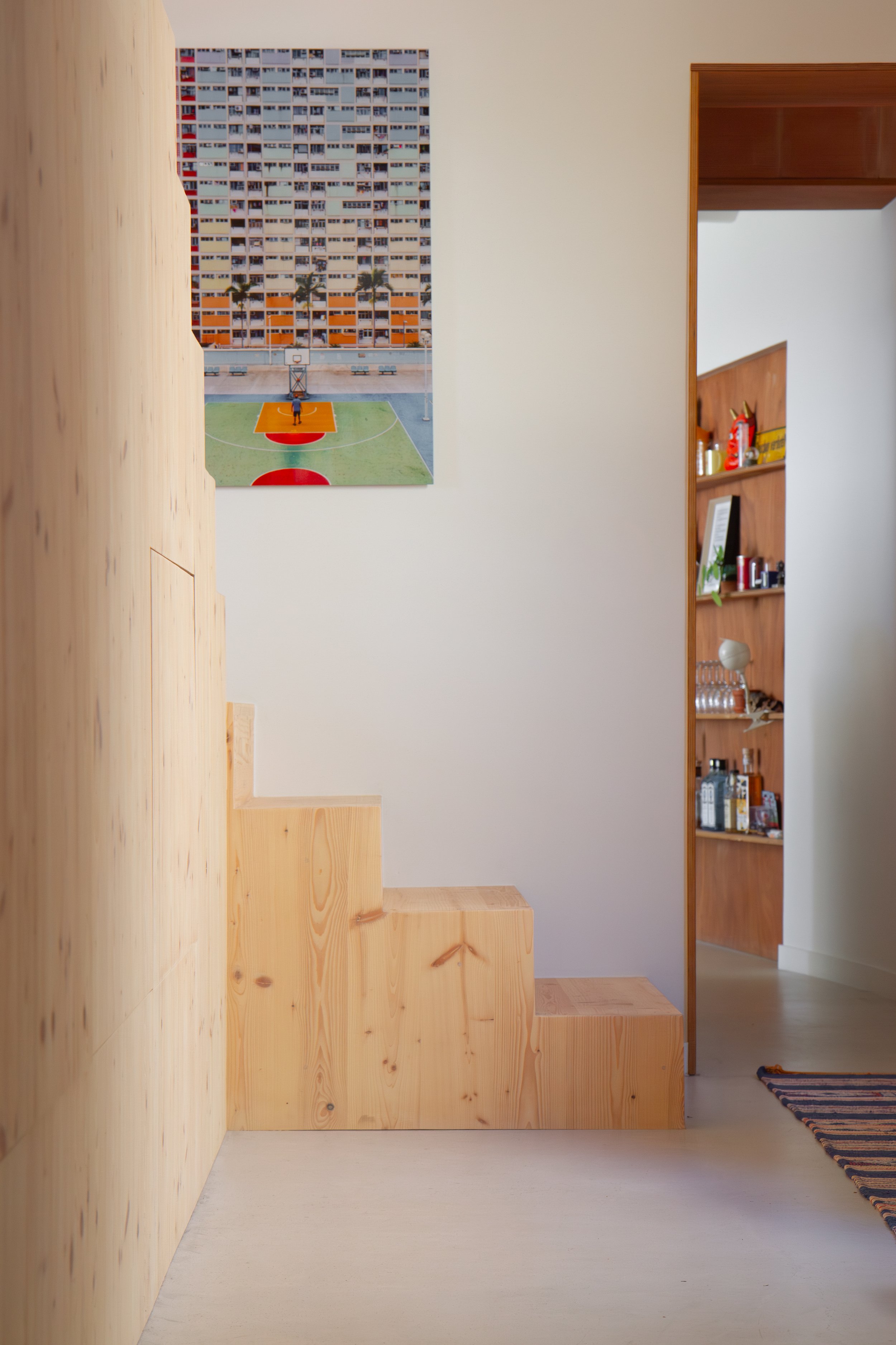 Entrée et couloir de la maison marseillaise avec escalier sur mesure en bois par Alexandre Reignier