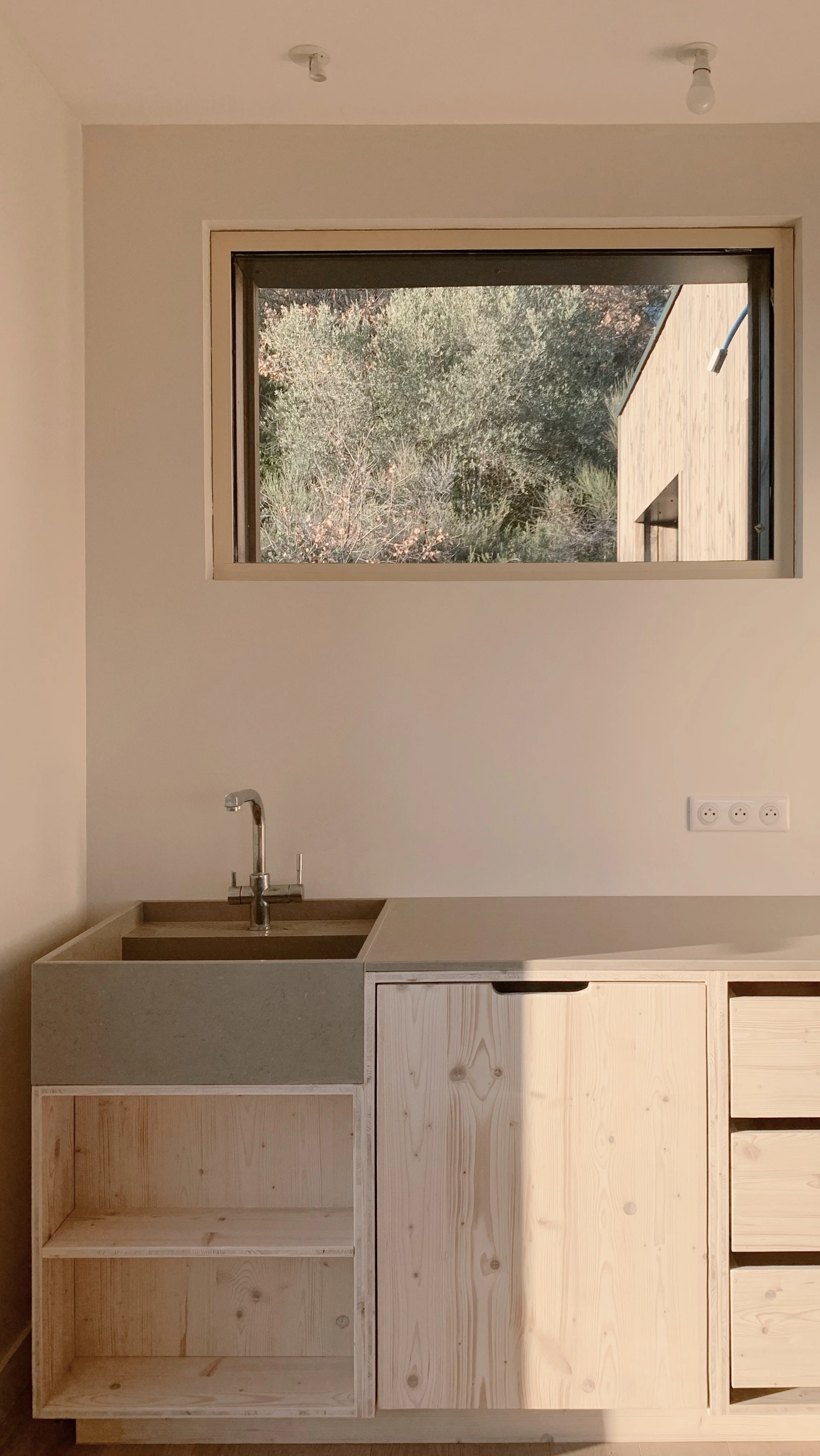 Conception et réalisation d'une cuisine sur mesure.
Projet OF
Lieu: Puyloubier