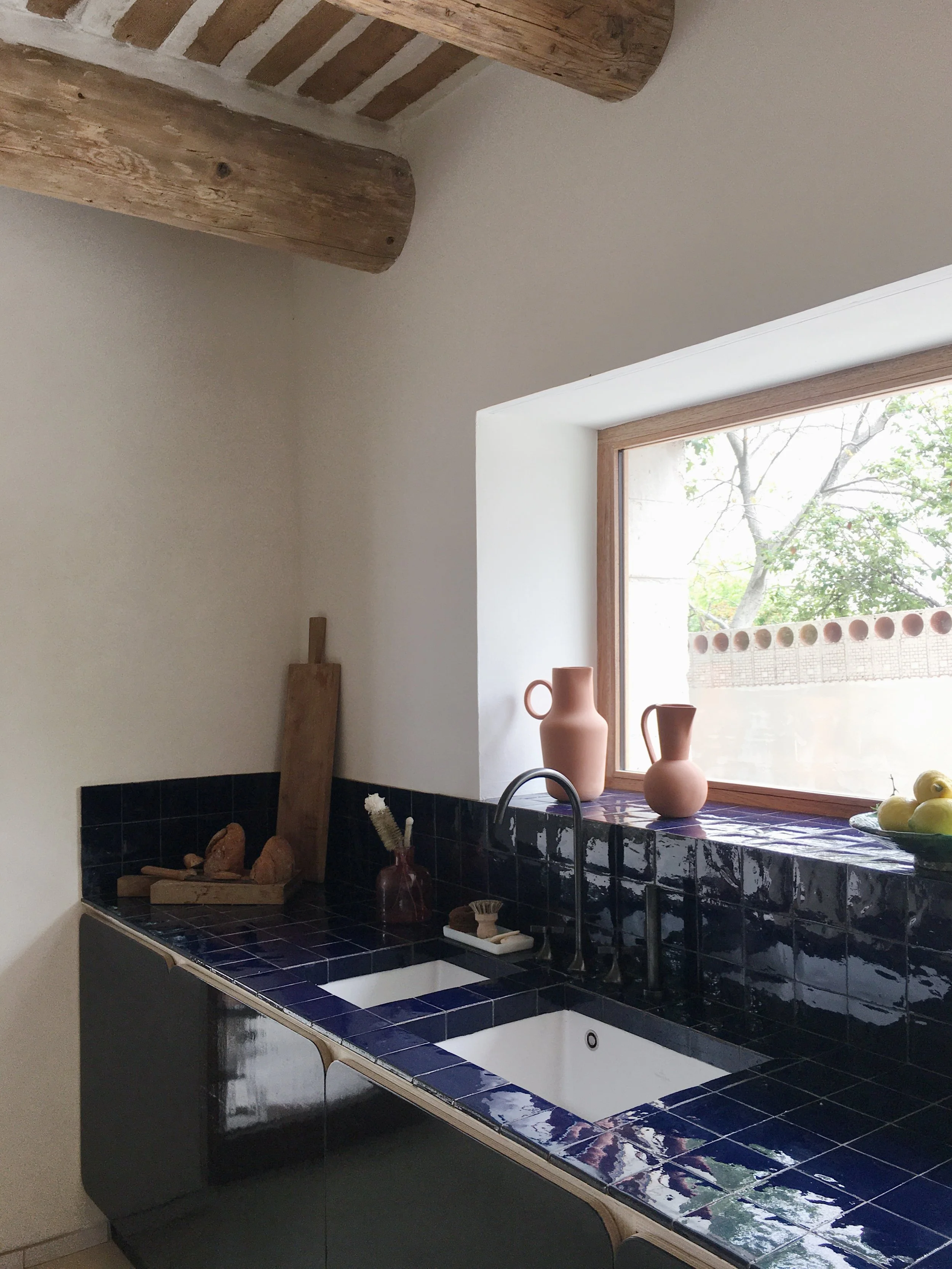 Cuisine sur mesure laquée Bleu, avec plan de travail en carrelage terre de raujolles
Projet AL
Lieu: Coudoux