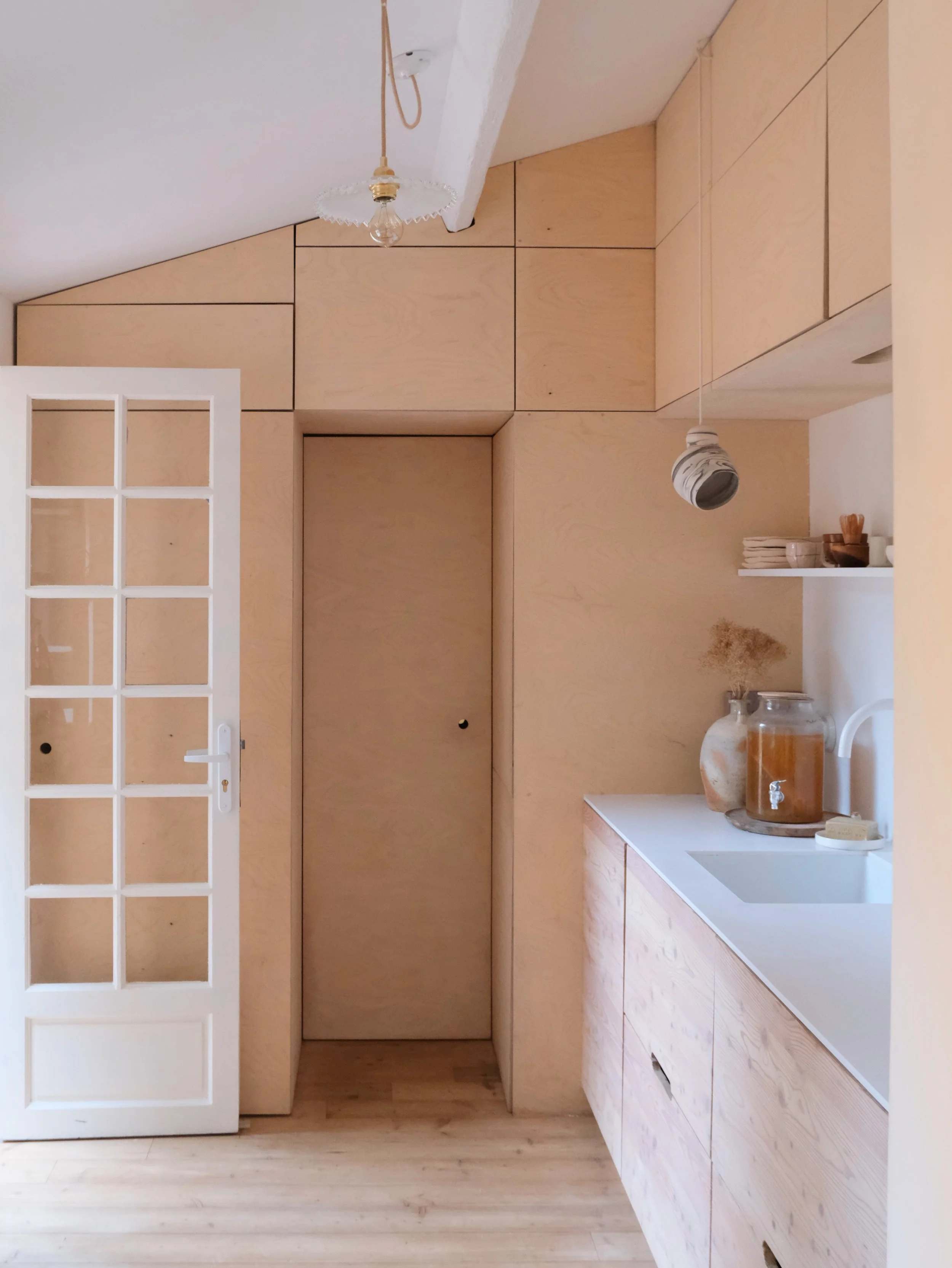 Renovation d'un cabanon de 23m2 type Tiny House, optimisation de l'espace et agencement sur mesure.
Projet Le cabanon
Lieu: Aix en Provence