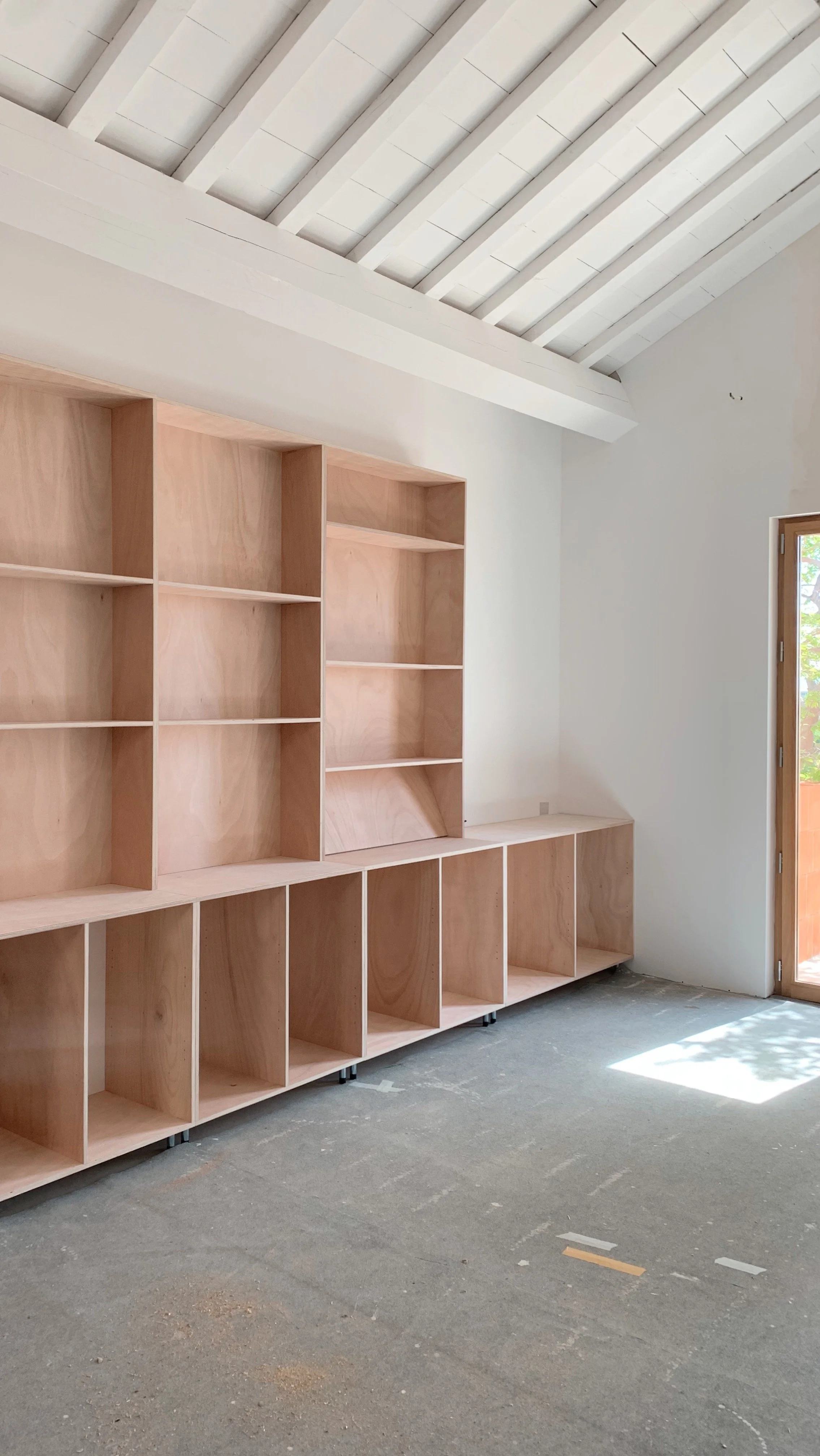 Rénovation d'une maison marseillaise.
Conception et réalisation d'une bibliothèque sur mesure en okoumé
Projet MF
Lieu: Marseille