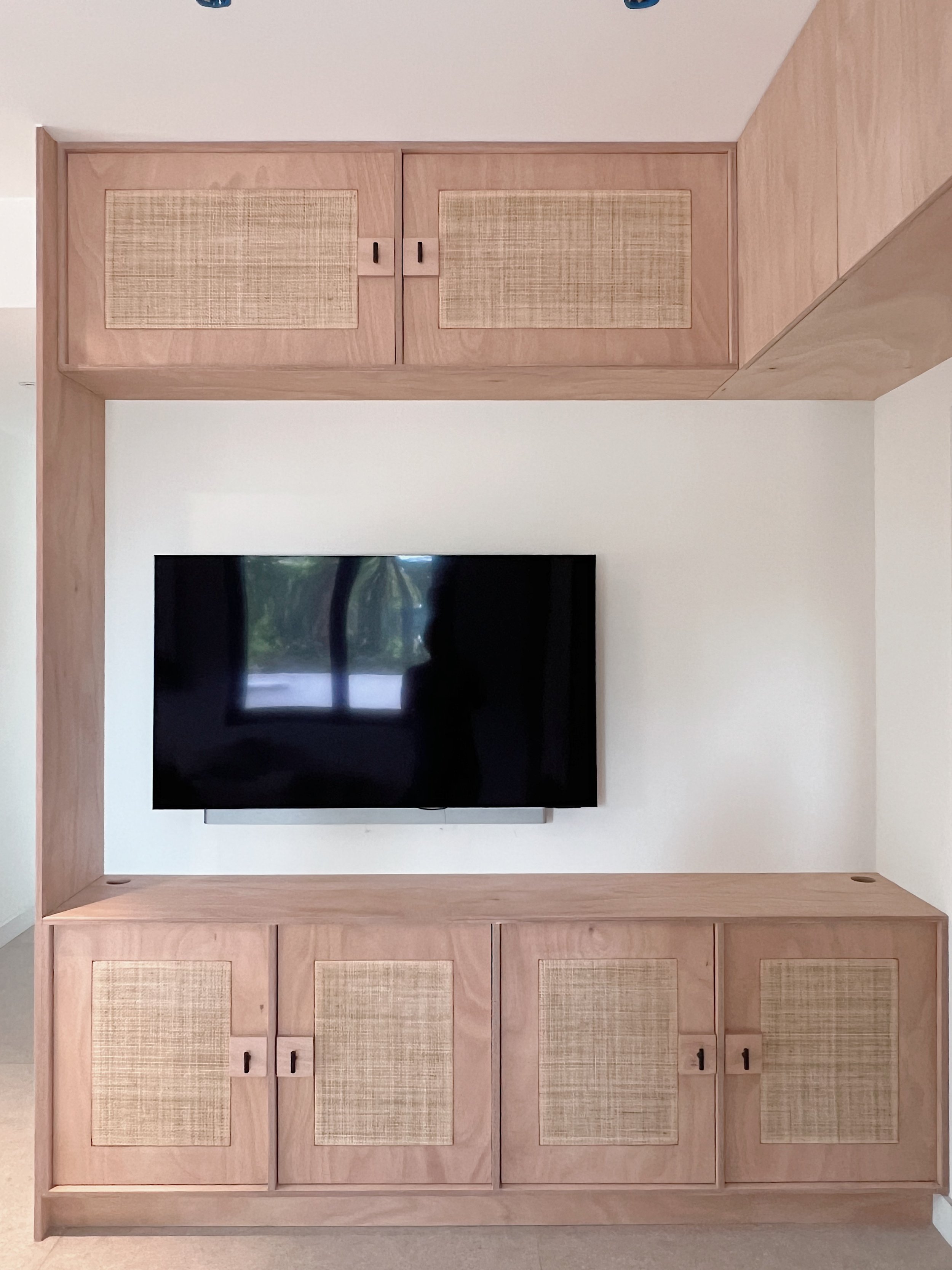 Conception et réalisation d'un meuble TV sur mesure avec portes en cannage rotin.
Projet NW
Lieu: Avignon