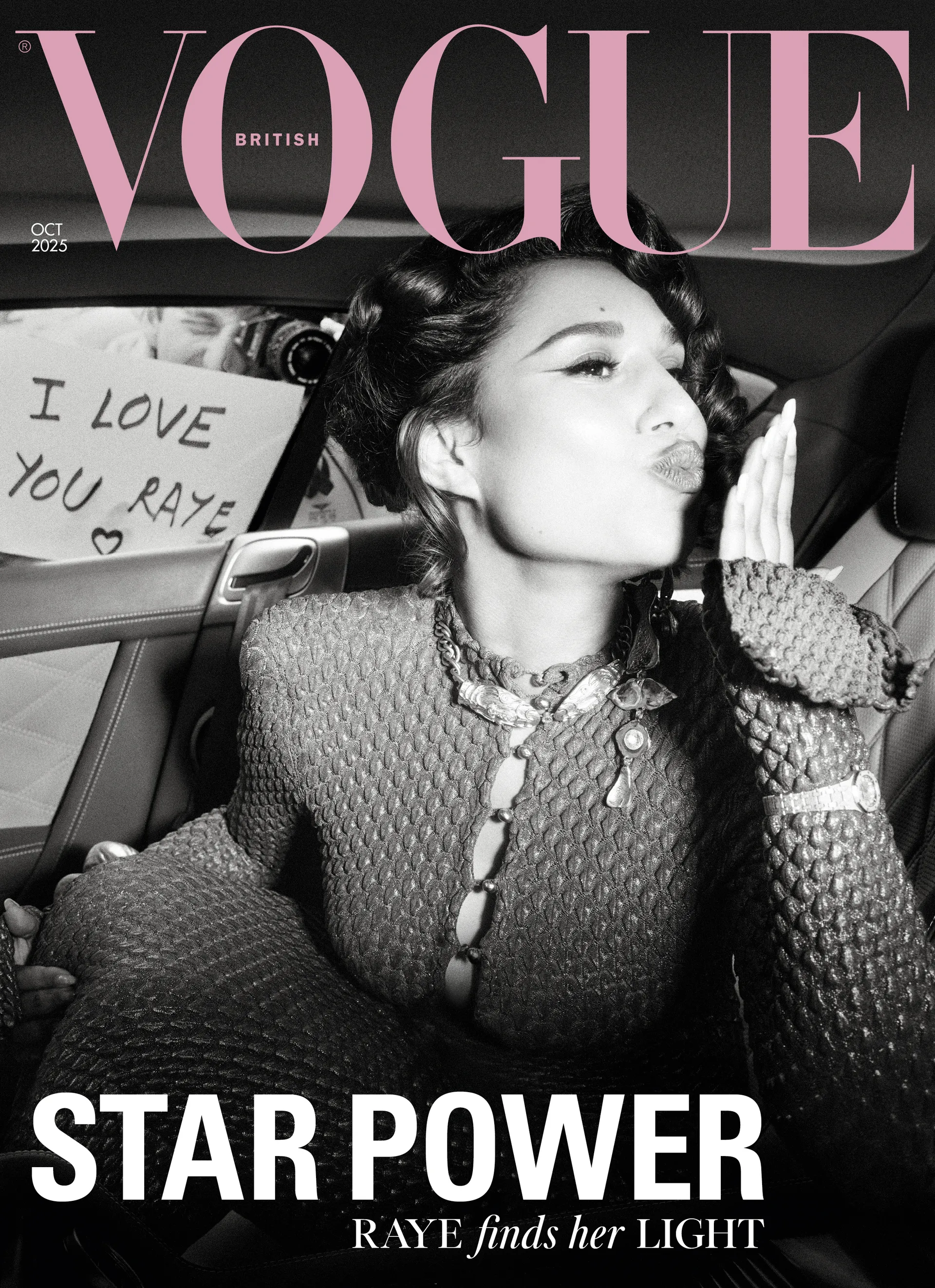 Schwarz-Weiß-Foto einer Frau im Auto, die ihre Hände in einer Gebetsposition hält, mit dem Text ‚Star Power – Raye finds her Light‘ auf dem Titel. Im Hintergrund eine handgeschriebene Karte mit der Nachricht ‚I love you Raye‘.