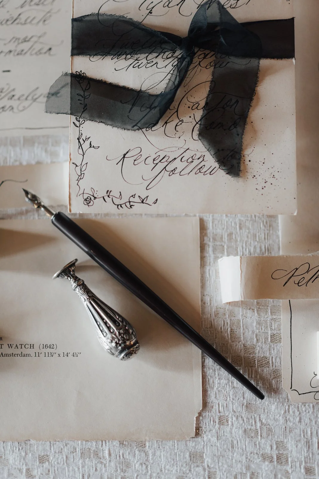 Eleganter Brief mit dekorativem schwarz-weißen Band, Federkiel und Tintenfass auf antik aussehender Papier, Schreibutensilien für Briefeschreiben.