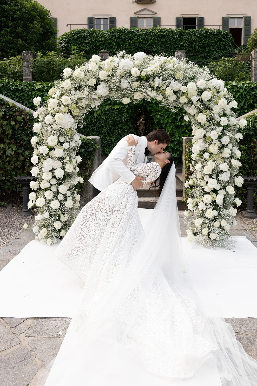 Kleid, Hochzeit, Braut, Bräutigam, Kuss, Blumen, Dekoration