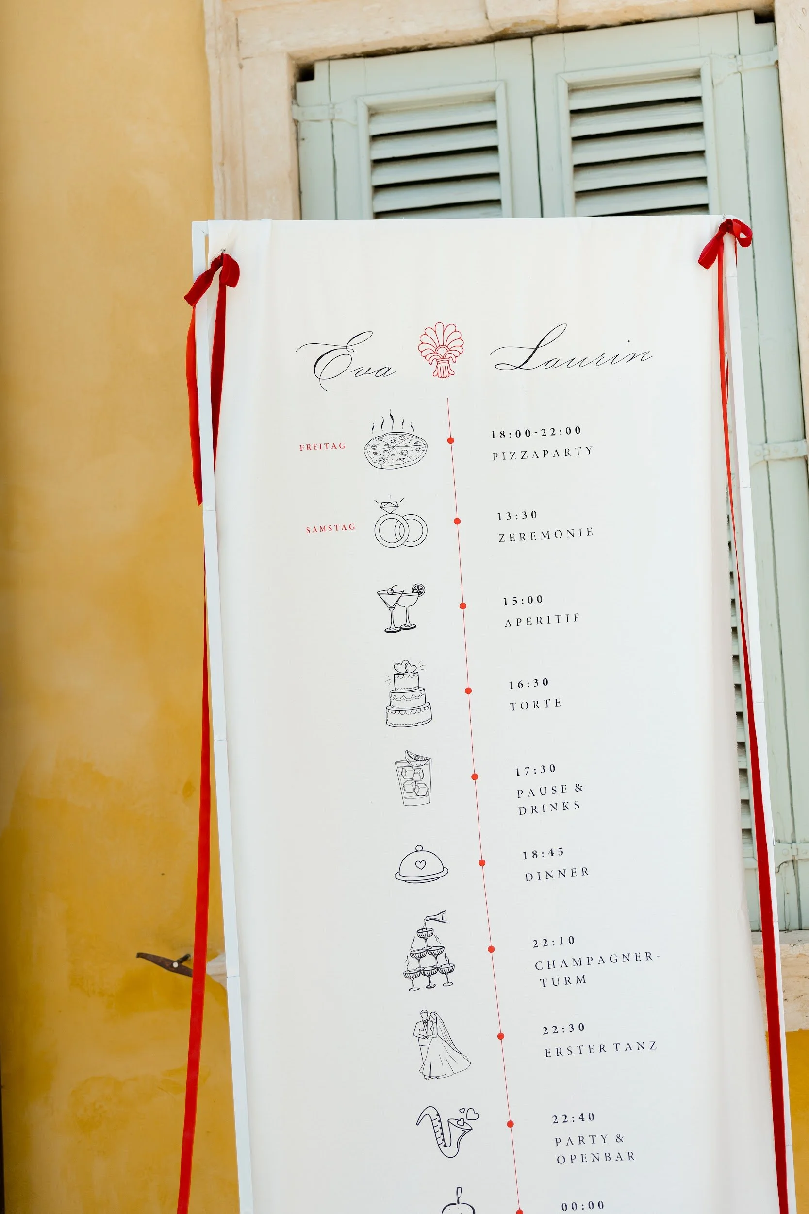 Ein Veranstaltungsprogramm in deutscher Sprache mit einer Zeitlinie für eine Hochzeit, einschließlich verschiedener Ereignisse wie Pizza Party, Zeremonie, Aperitif, Torte, Pause & Drinks, Dinner, Champagner-Turm, Erster Tanz, Party & Open Bar, Mitter