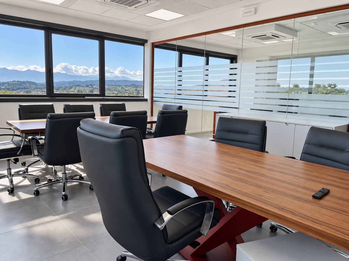 Sala riunioni moderna con vista panoramica.png