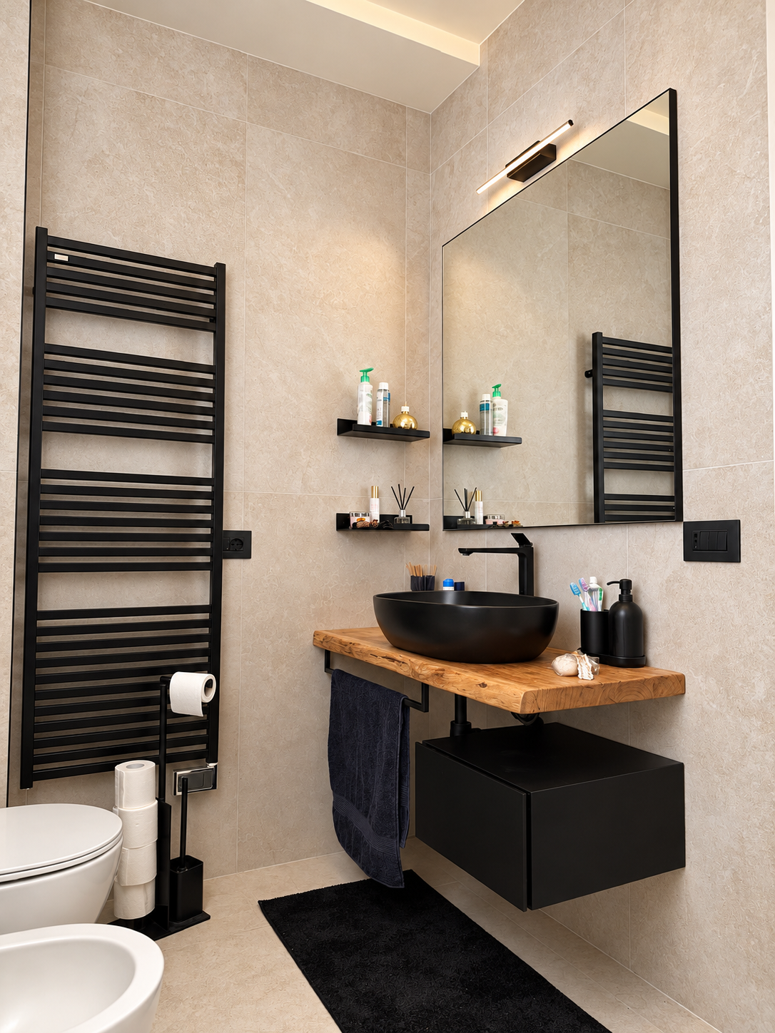Bagno moderno beige con dettagli neri e legno.png