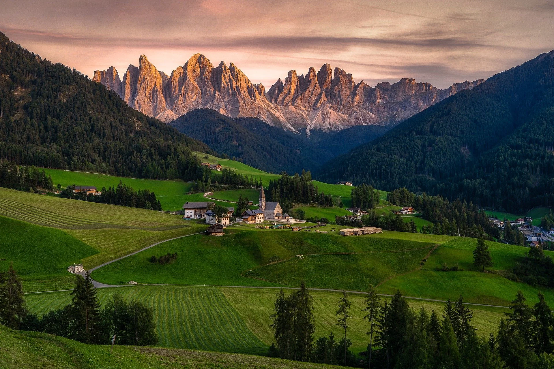 val-di-funes-al-tramonto-in-estate.jpg