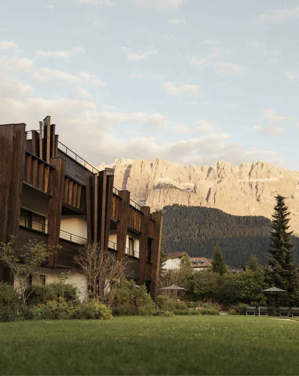 12_hotel_dolomites_lawn.jpg