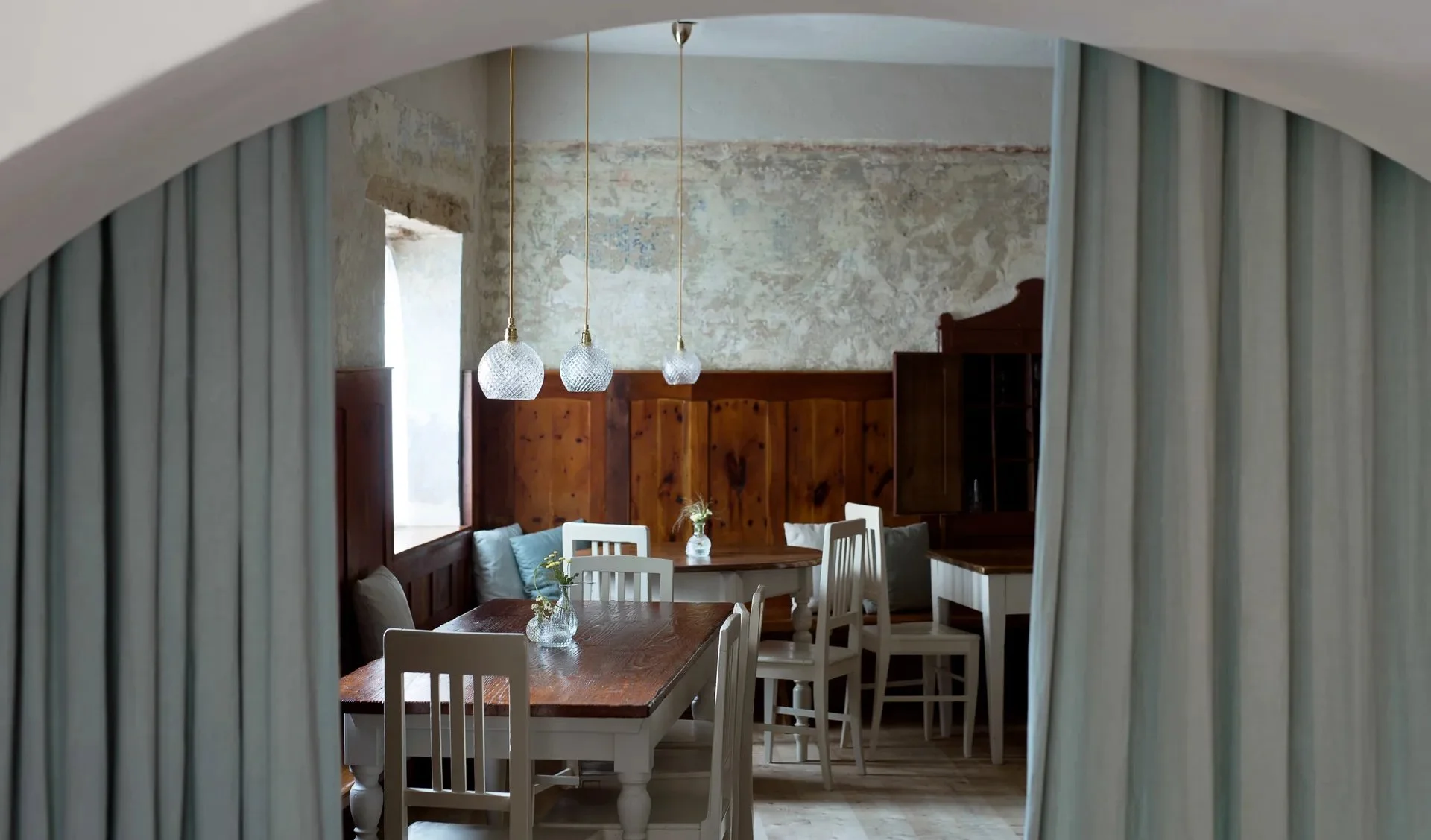 09_arched_dining_room.jpg