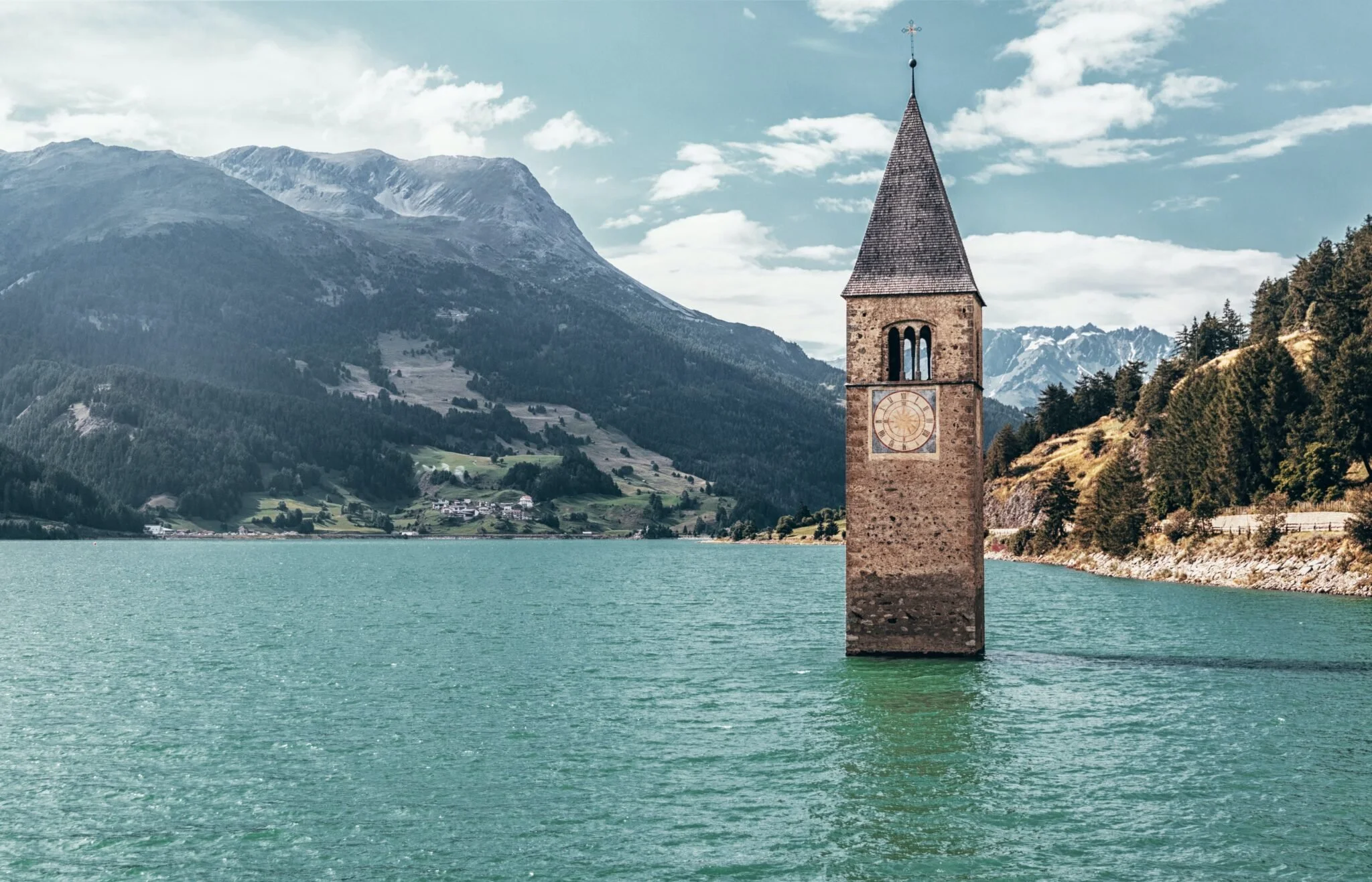lago-di-resia-in-estate-campanile-sommerso-a-curon-alto-adige-2048x1317.jpg