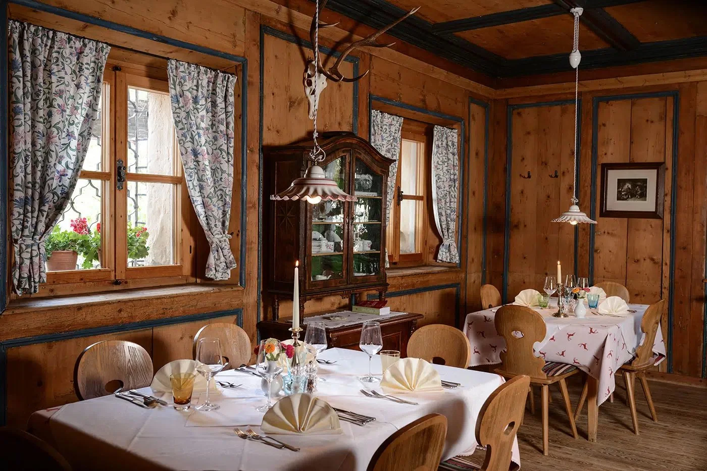 11_wood_paneled_stube.jpg