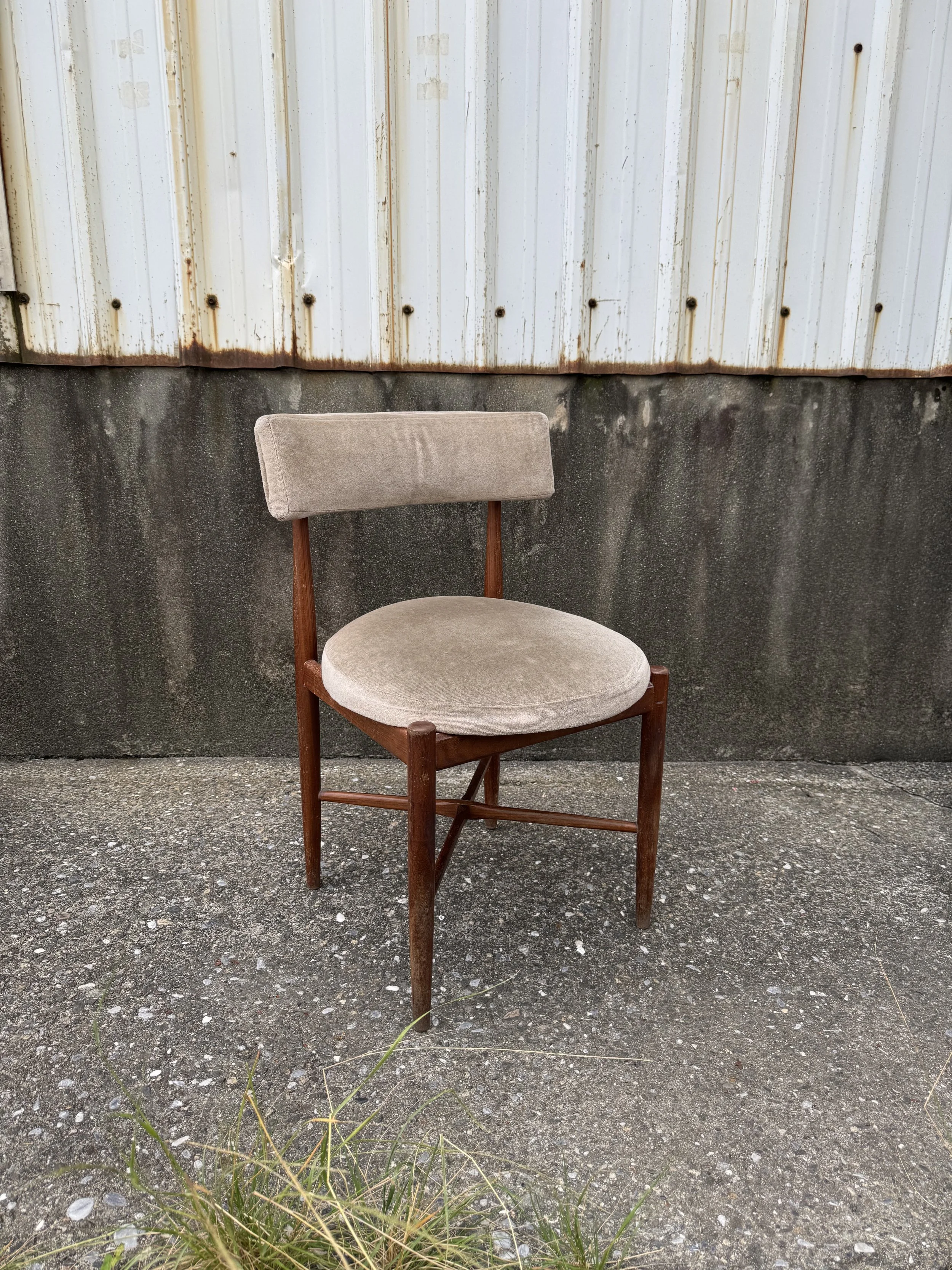 英國知名品牌 G-PLAN Fresco 系列的圓形餐椅｜G-Plan Fresco Round Dining Chair