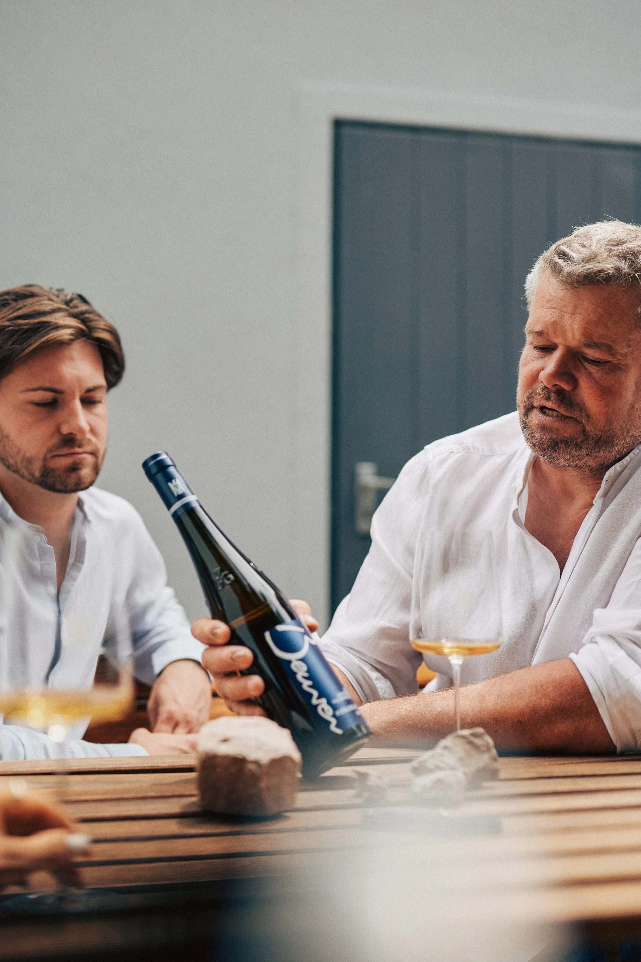 Winzer schenkt bei einer Weinprobe für Gruppen ein